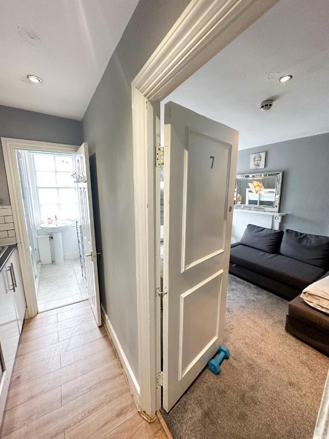 Number 27 Guesthouse Londen Buitenkant foto